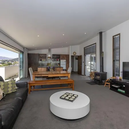 Wanaka Bach With Mountain Views Villa